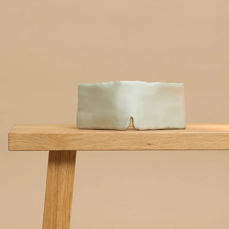 Masque de sommeil en soie sur un banc en bois